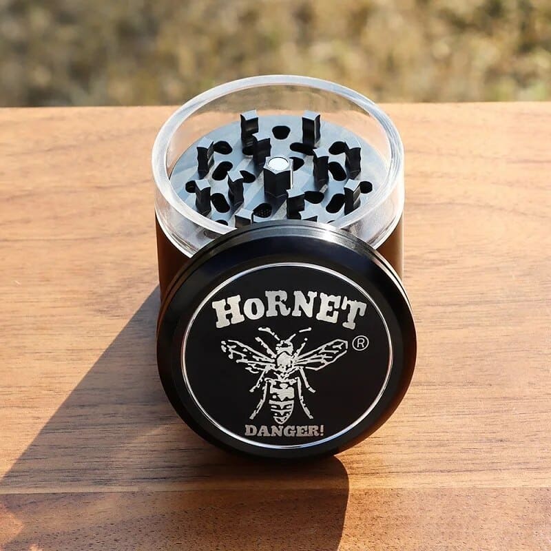 DICHAVADOR HORNET DRY HERB 63mm 4 Camadas - 2 Modelos